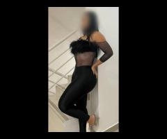 Belle coquine reçoit et se déplace dans la région